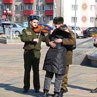 Военнослужащие поздравили белорусок с Днём женщин