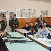 В рамках военно-патриотической и профориентационной направленности 
