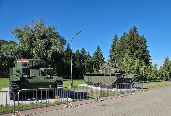 Военная ретротехника прибыла в Брестскую крепость-герой