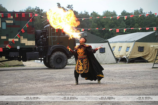 Военнослужащие Народно-освободительной армии Китая дали концерт в полевых условиях