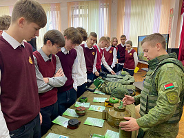 Выставка вооружения, средств поиска и экипировки для учащихся