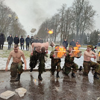 Гвардейцы подарили праздник
