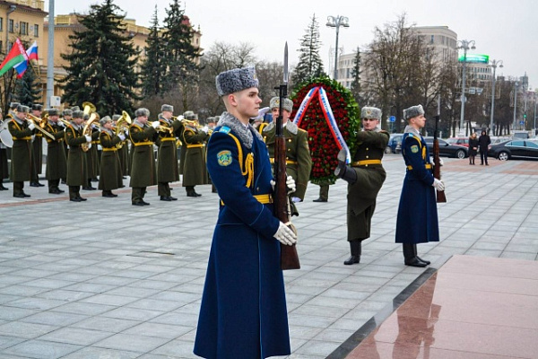Торжественная церемония возложения цветов к монументу Победы