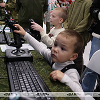 Белорусские военные принимают участие в празднике в столичном торговом центре «Першы нацыянальны гандлёвы дом»