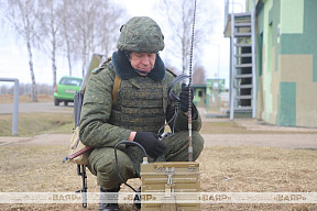 Военнообязанные, призванные из запаса, продолжают проходить курс общевойсковой подготовки