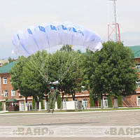 В Витебске в эти минуты широко празднуют День десантников и сил специальных операций