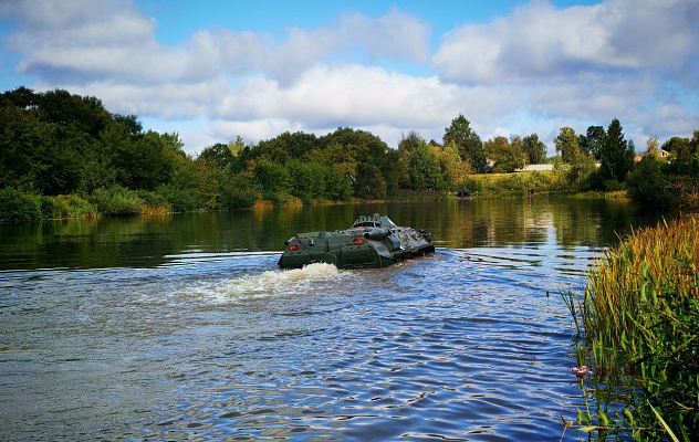 Курсанты 59 шпс преодолели водные преграды на БТР