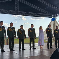 С песней служить веселее