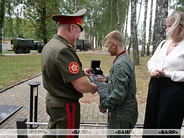 Знакомство с авиационной техникой и часы от Министра обороны: Ярослав Горелик побывал в 50 саб