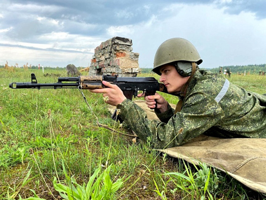 С упором на практику