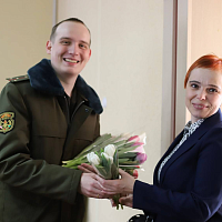 Фотофакт: военнослужащие во всех гарнизонах Беларуси поздравляют женщин с предстоящим праздником