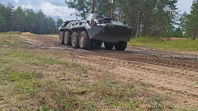 Зачётное упражнение по вождению на БТР-80 прошло в 72 ОУЦ