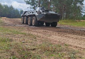 Зачётное упражнение по вождению на БТР-80 прошло в 72 ОУЦ
