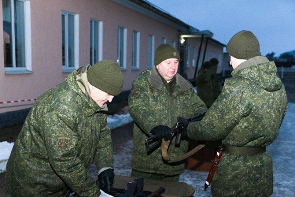 Вручили вооружение, военную и специальную технику