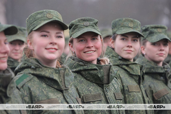 На плацу Минской военной комендатуры продолжается подготовка к военному параду
