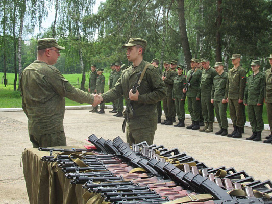 Ритуал вручения стрелкового оружия военнослужащим нового пополнения