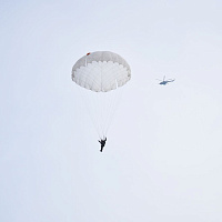Военнослужащие 38 одшбр совершили свой первый прыжок с парашютом с высоты 800 метров