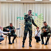 В минувшие выходные военнослужащие поздравили педагогов с профессиональным праздником