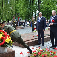 От братских народов - павшим героям