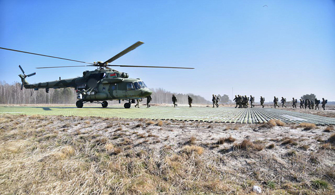 Военнослужащие 38 одшбр совершили прыжки с парашютом