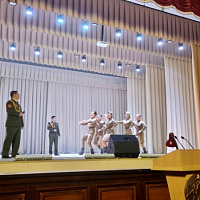 С песней и служить веселее