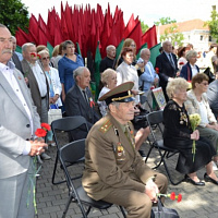 Головы в скорби склонив