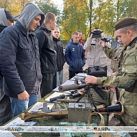 Равнение на службу!