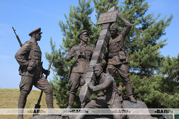 Завершаются монтажные работы по установке памятника, посвященного советским пограничникам
