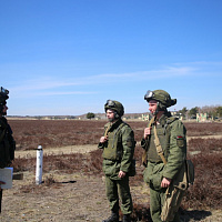 Учатся десантники