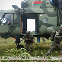 Белорусско-китайские воздушно-поисковые штурмовые группы отработали поиск условного противника и уничтожили его лагерь