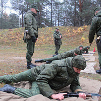 Занятия по огневой подготовке с военнослужащими из числа нового пополнения