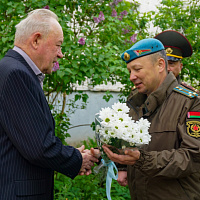 Витебские десантники поздравили ветерана Вооружённых Сил с наступающим праздником
