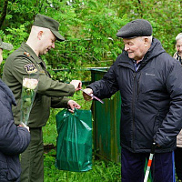Военнослужащие 36 дмбр поздравили ветерана и узников фашистских концлагерей с наступающим Днём Победы