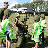 «Непоседы» в гостях у мостостроителей в погонах