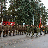 В соединениях и воинских частях военнослужащих торжественно провожают в запас