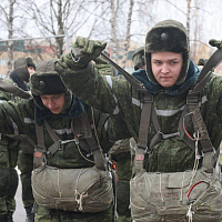 Новое пополнение 103 овдбр отрабатывает элементы воздушно-десантной подготовки