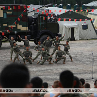 Военнослужащие Народно-освободительной армии Китая дали концерт в полевых условиях