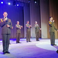 С песней служить веселее