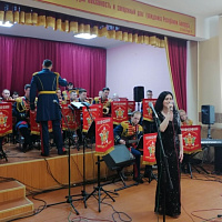 Песня служить помогает