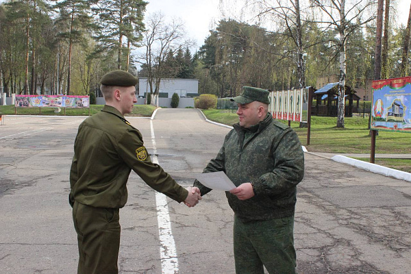 В 361-й базе охраны и обслуживания (ЦОВУ) проводили военнослужащих в запас
