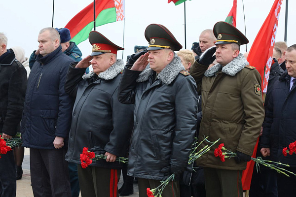 В Борисовском гарнизоне возложили цветы к памятнику экипажу танка героя Советского Союза Павла Рака