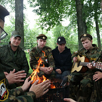 Военнослужащие 65 автбр организовали для воспитанников военно-патриотического лагеря эстафету 