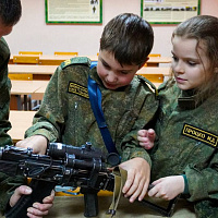 Воспитанники военно-патриотического клуба «Гвардейцы 120-й» посетили столичную механизированную бригаду