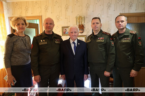 Полковник в отставке Анатолий Жариков отмечает 95-летний юбилей