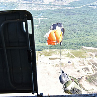 Брестские десантники выполнили прыжки с парашютом