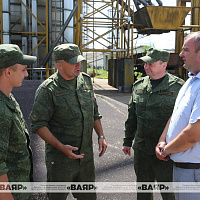 Военнослужащие Вооружённых Сил продолжают оказывать помощь сельским труженикам в уборочной страде