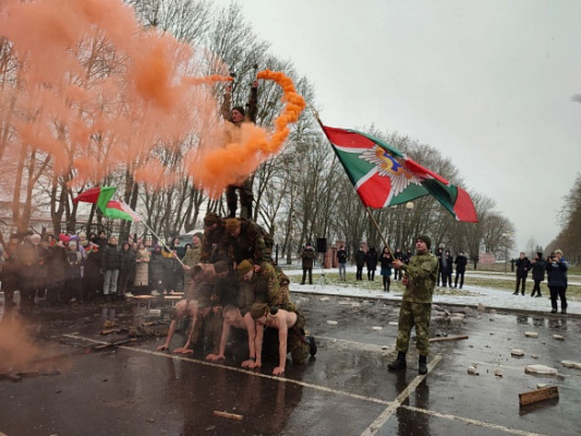 Гвардейцы подарили праздник