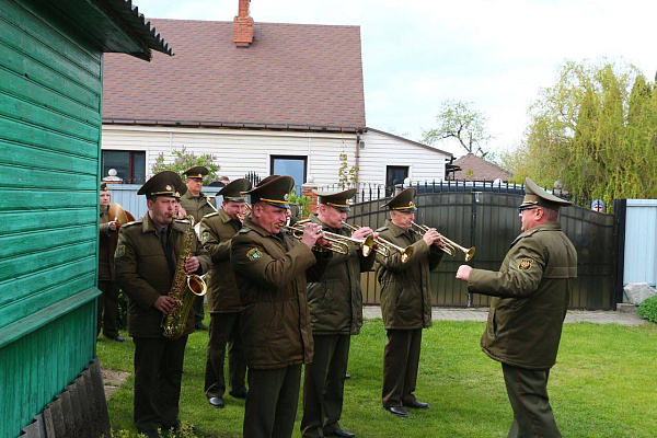 Слонимские гвардейцы поздравили своего кумира