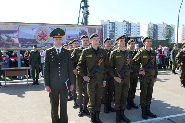 Личный состав нового пополнения воинских частей войск связи принял Военную присягу