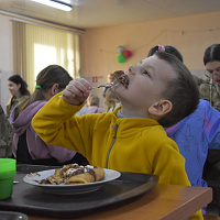 Военнослужащие одной из воинских частей ВВС и войск ПВО устроили детям праздник